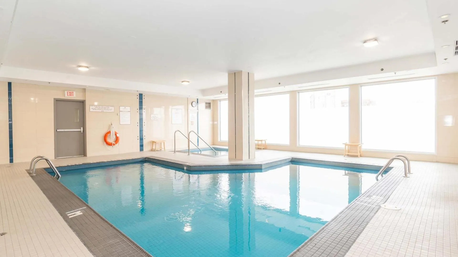 Sandman Signature Toronto Airport Hotel 4*,