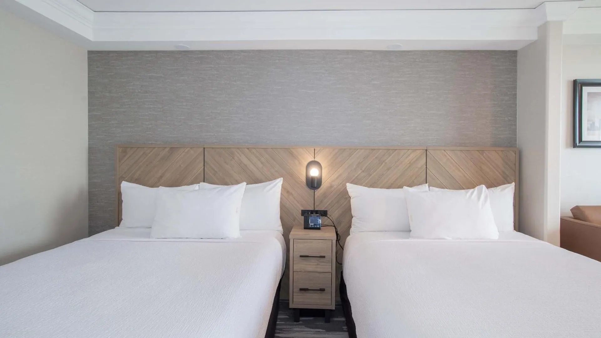 Sandman Signature Toronto Airport Hotel