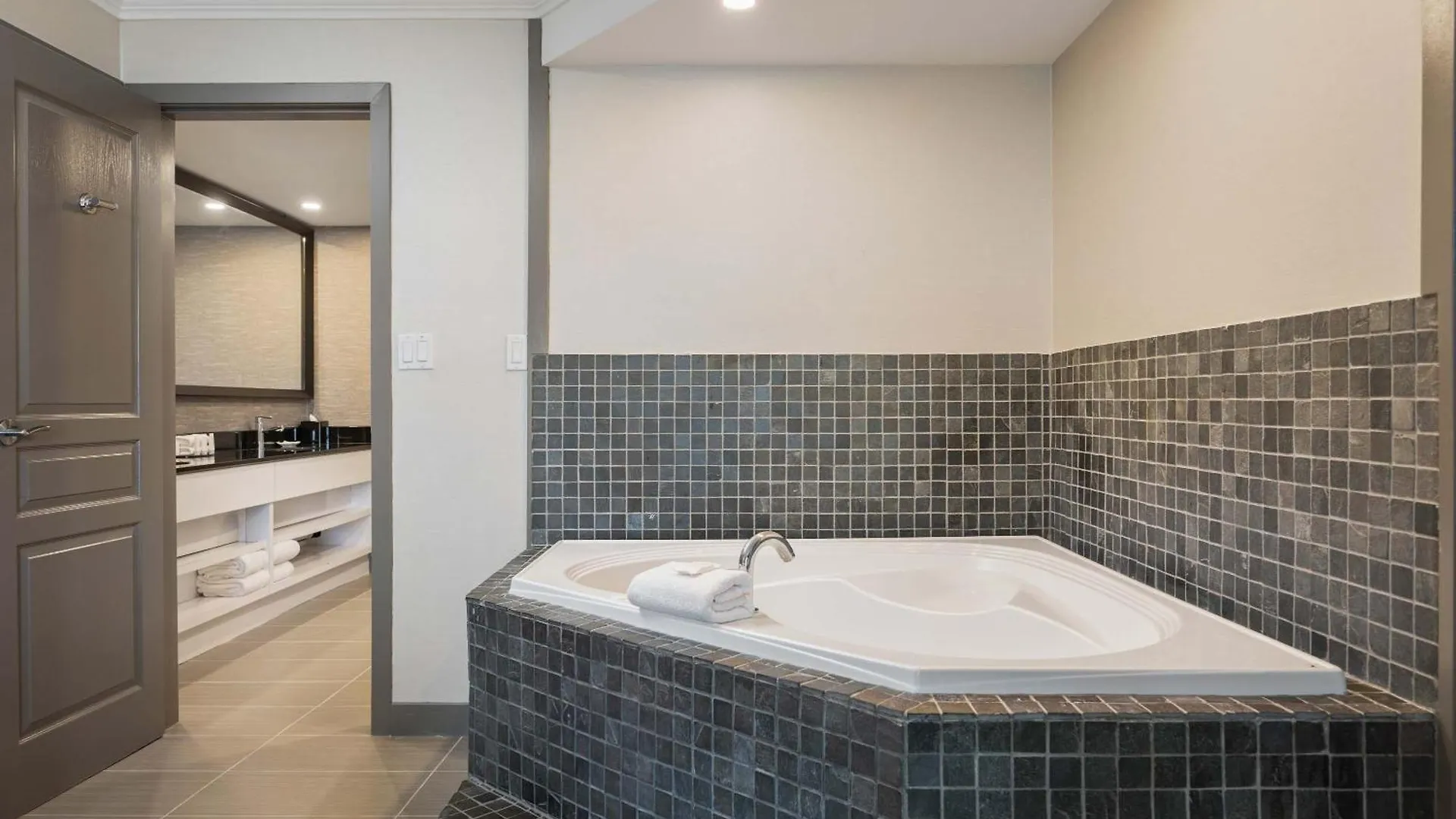 Sandman Signature Toronto Airport Hotel 4*,