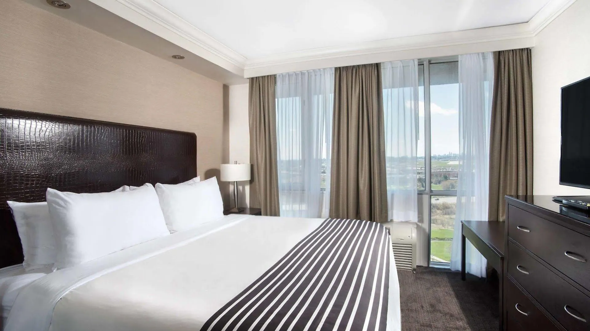 Sandman Signature Toronto Airport Hotel
